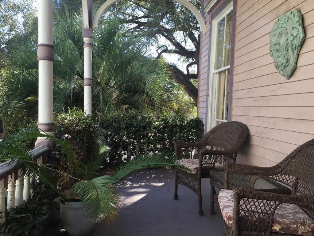 Amethyst Garden Bed & Breakfast Savannah Exterior photo